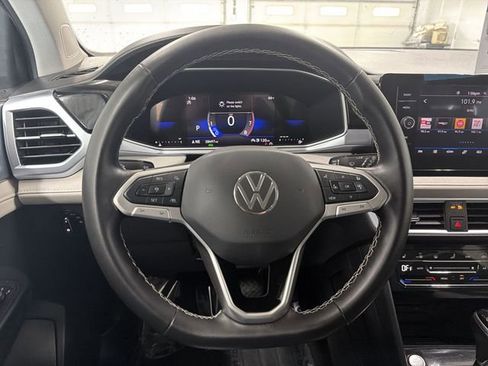Used 2025 Volkswagen Taos SE FWD image 29