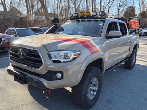 Used 2018 Toyota Tacoma SR5 image 1