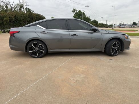 Used 2023 Nissan Altima 2.5 SR w/ SR Premium Package FWD image 3