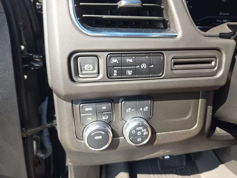 Used 2024 GMC Yukon SLT w/ SLT Premium Package AWD/4WD image 17