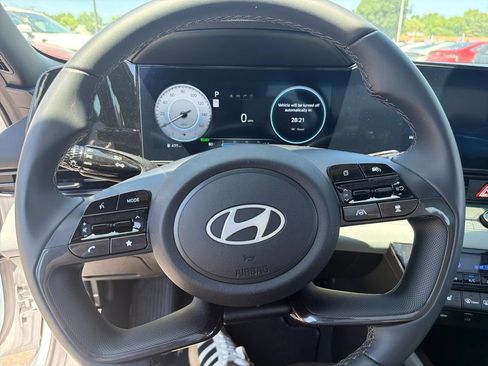 Certified 2025 Hyundai Elantra Limited FWD image 17