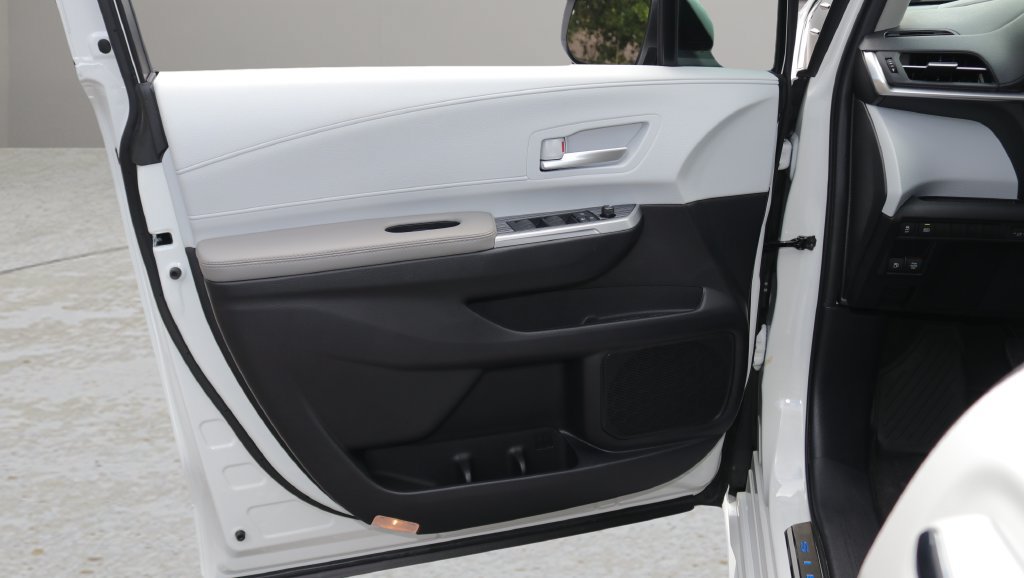 Certified 2026 Toyota Sienna XLE FWD image 9
