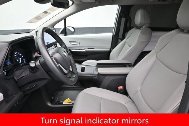 Used 2025 Toyota Sienna XLE FWD image 13