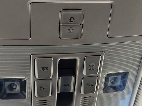 Used 2021 Volkswagen Tiguan SE image 8