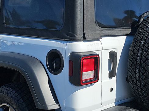 Used 2018 Jeep Wrangler Unlimited Sport S image 35