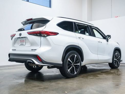 Used 2022 Toyota Highlander XSE AWD/4WD image 9