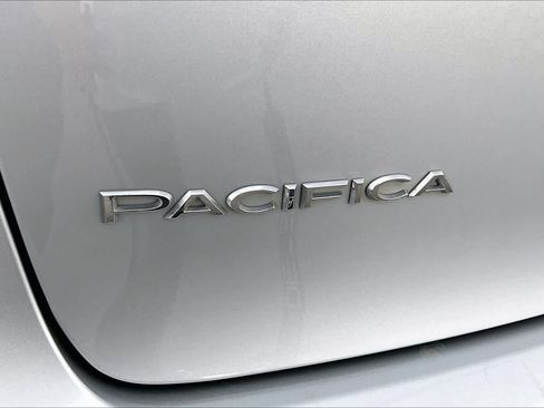 Used 2024 Chrysler Pacifica Touring-L FWD image 10