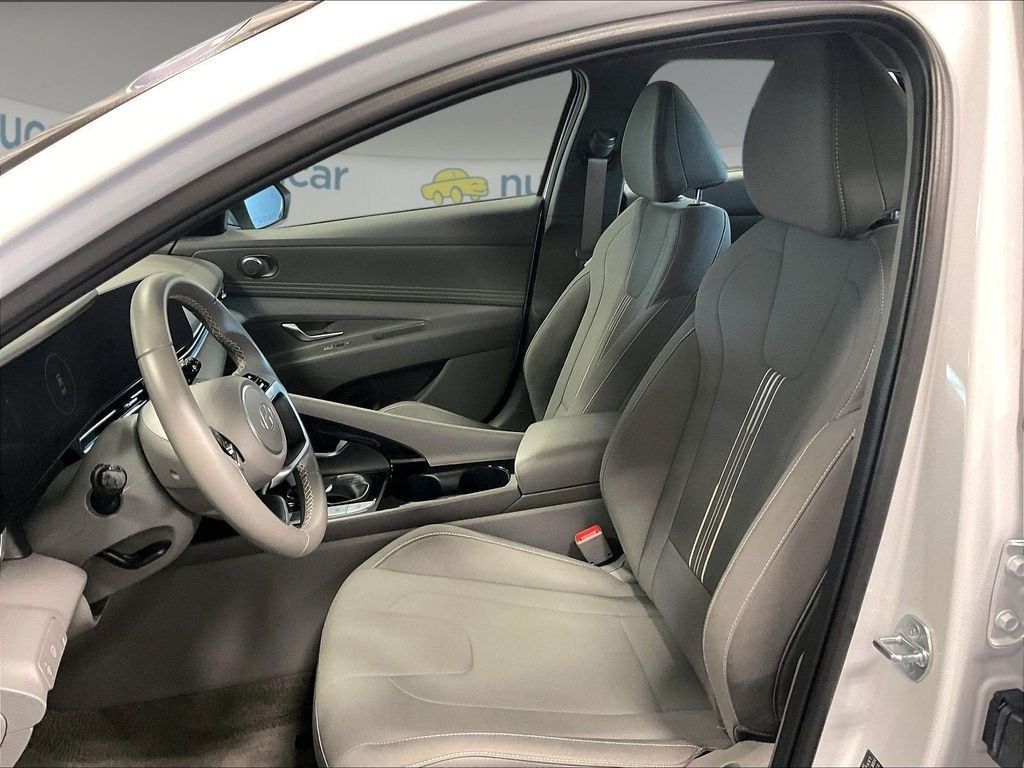 Used 2025 Hyundai Elantra SEL FWD image 4