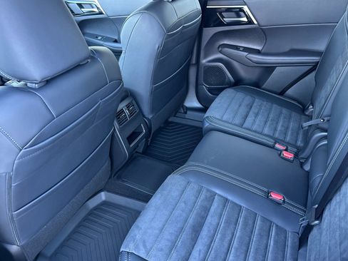 New 2025 Mitsubishi Outlander SE image 11