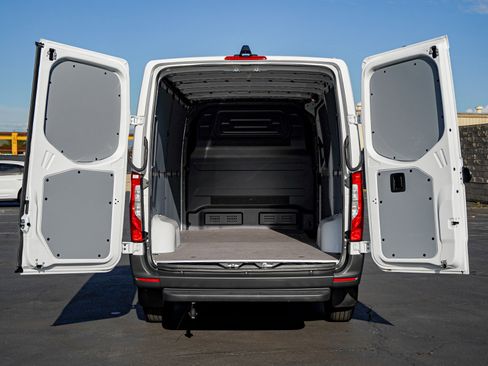 Used 2025 Mercedes-Benz Sprinter 2500 image 7