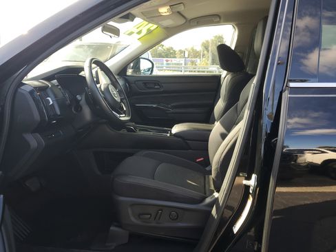 Used 2024 Nissan Pathfinder SV image 19