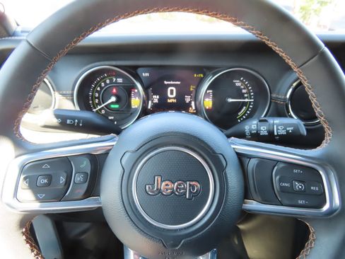 Used 2023 Jeep Wrangler Unlimited Sahara AWD/4WD image 19