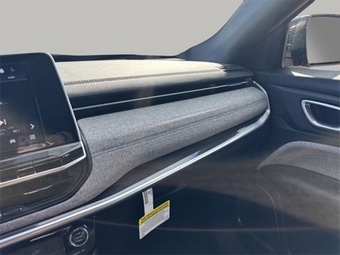 New 2026 Jeep Compass Latitude image 17