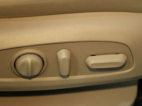 Used 2019 Buick Enclave Essence w/ Sun And Navigation Package image 12