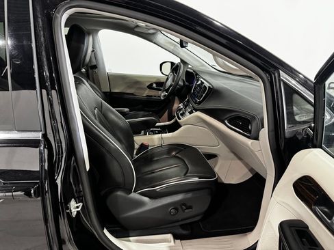Used 2024 Chrysler Pacifica Limited FWD image 23
