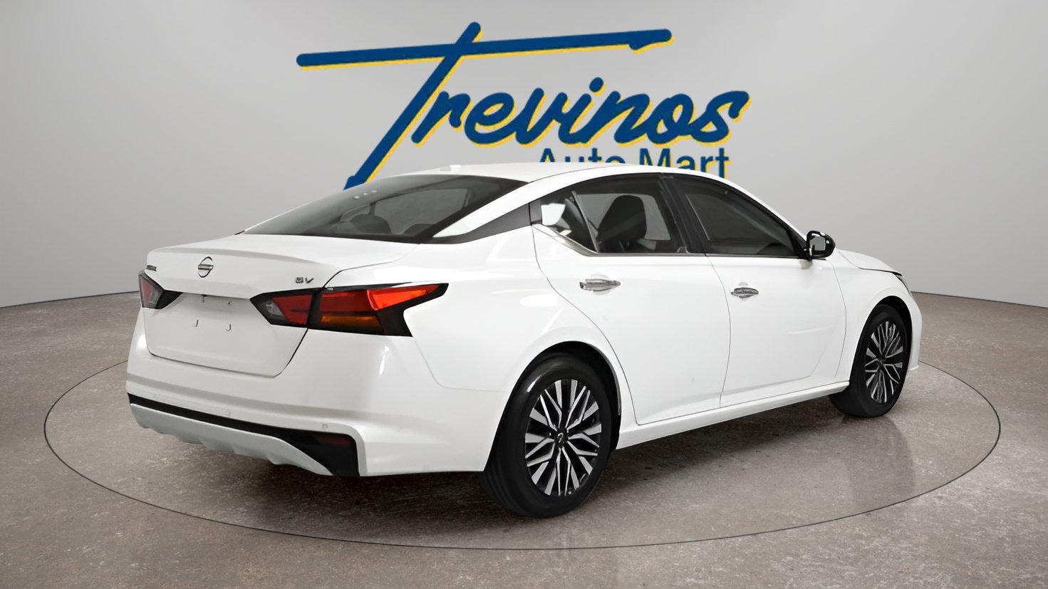 Used 2024 Nissan Altima 2.5 SV FWD image 2