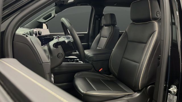 Used 2025 Chevrolet Suburban Premier AWD/4WD image 9