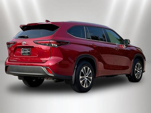 Used 2025 Toyota Highlander XLE FWD image 7