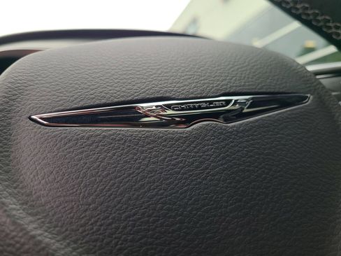 New 2023 Chrysler Pacifica Limited w/ Uconnect Theater Family Group image 26