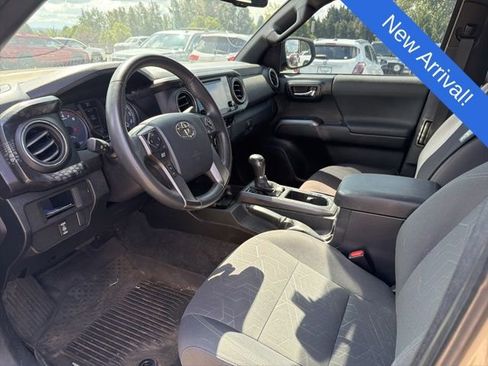 Used 2017 Toyota Tacoma TRD Off-Road w/ Premium & Technology Package AWD/4WD image 8