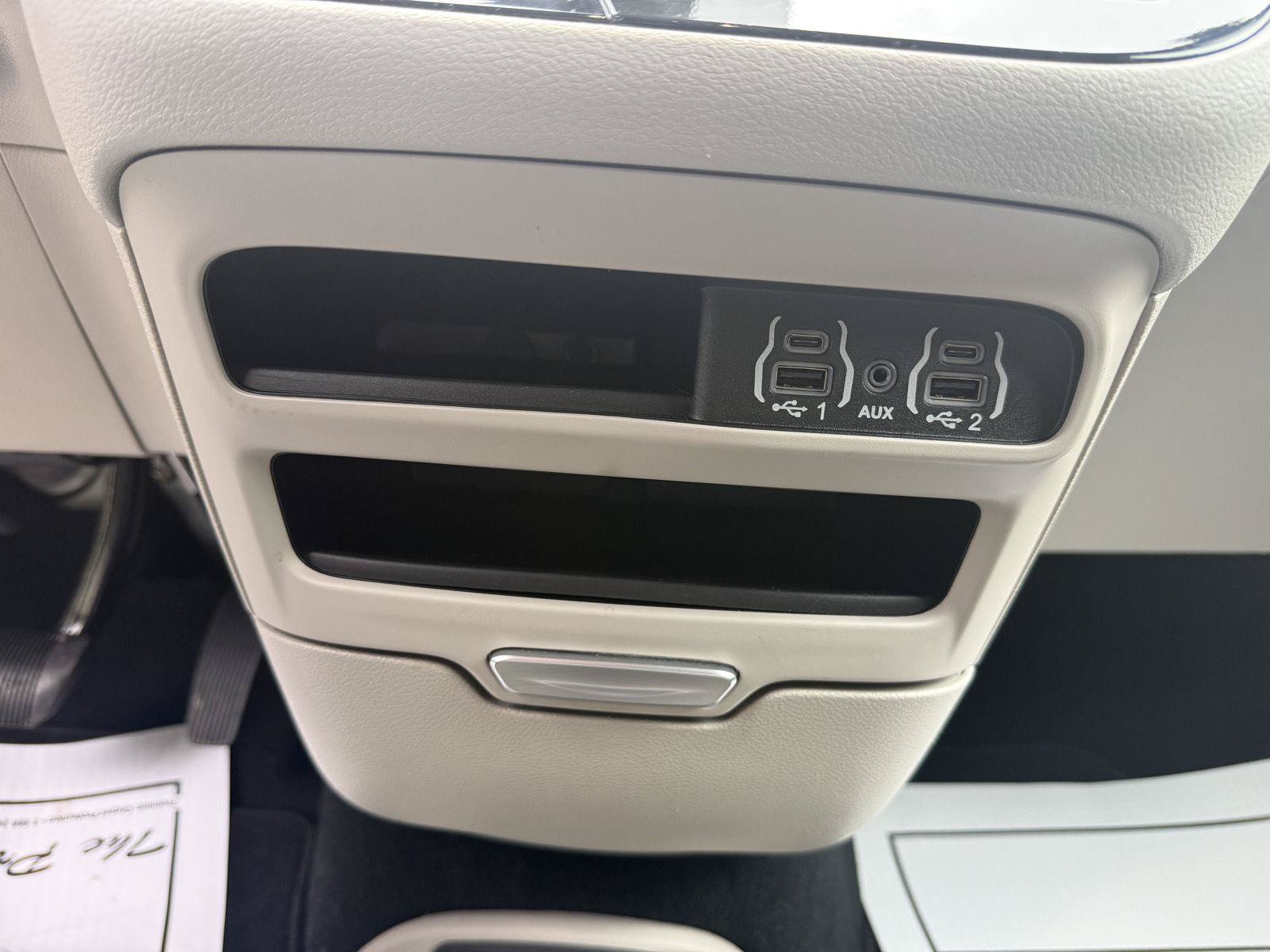 Used 2024 Chrysler Pacifica Touring-L FWD image 16