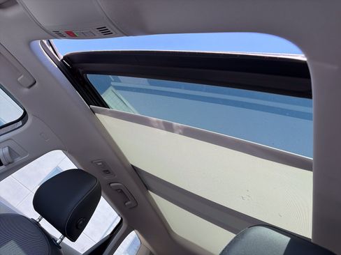 Used 2024 Volkswagen Taos SE w/ Panoramic Sunroof Package FWD image 20