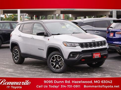 Used 2024 Jeep Compass Trailhawk AWD/4WD image 1