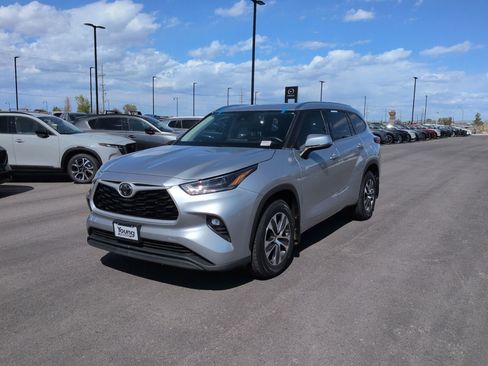 Used 2021 Toyota Highlander XLE AWD/4WD image 3