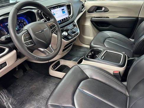 Used 2023 Chrysler Pacifica Touring-L FWD image 13