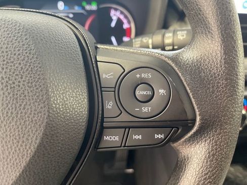 Used 2025 Toyota RAV4 XLE FWD image 9