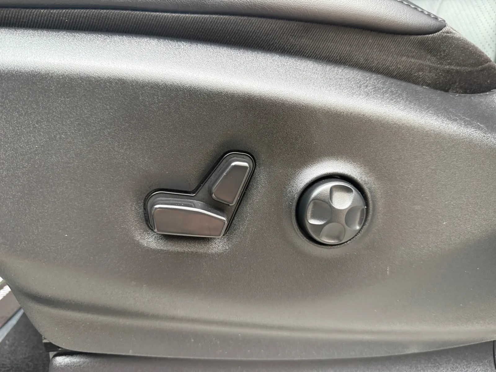 Used 2023 Chrysler Pacifica Touring-L FWD image 16