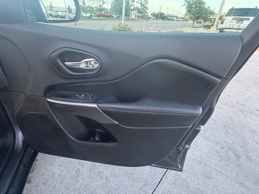 Used 2019 Jeep Cherokee Limited AWD/4WD image 30