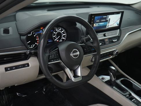 Used 2023 Nissan Altima 2.5 SV w/ SV Premium Package image 19