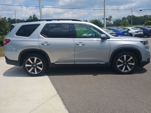Used 2024 Honda Pilot Touring image 4