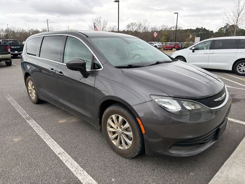 Used 2017 Chrysler Pacifica Touring w/ Tire & Wheel Group image 4