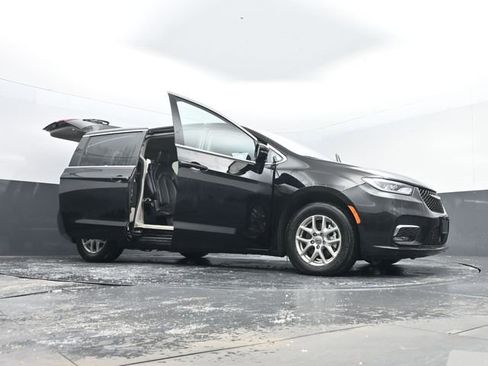 Used 2024 Chrysler Pacifica Touring-L image 33