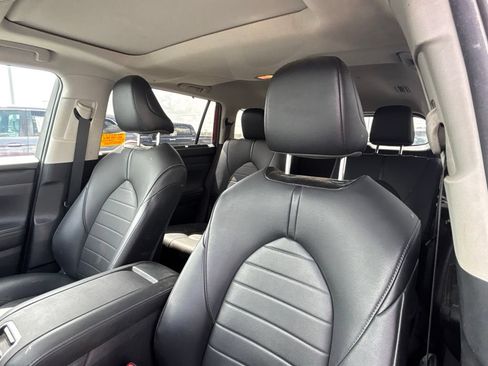 Used 2021 Toyota Highlander XLE FWD image 3