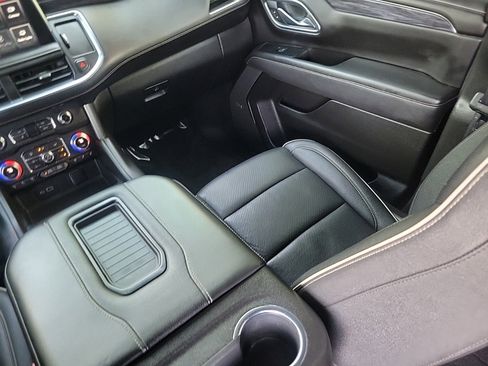 Used 2023 GMC Yukon XL SLT w/ SLT Premium Package image 18