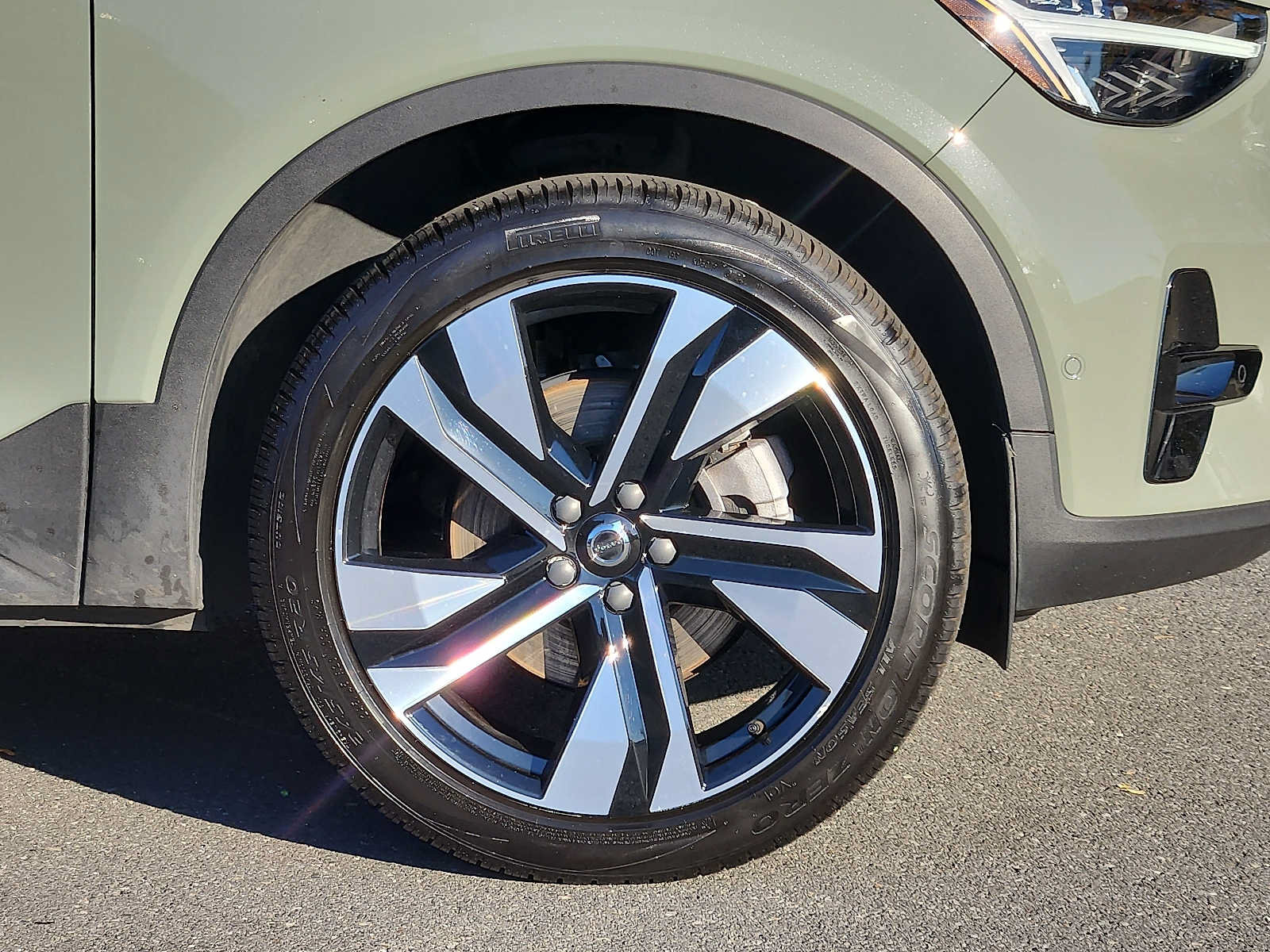 Certified 2024 Volvo XC40 B5 Plus w/ Protection Package Premier AWD/4WD image 8