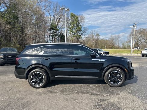 Used 2024 Kia Sorento S w/ Panoramic Sunroof Package image 2