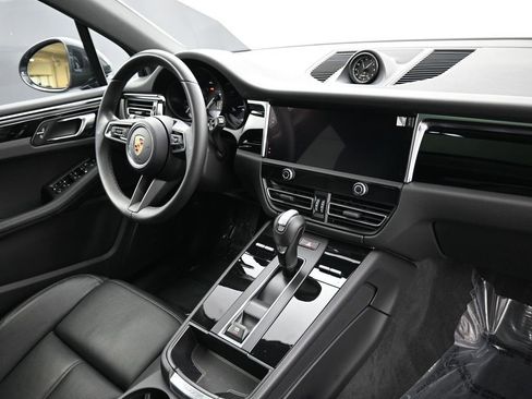 Certified 2023 Porsche Macan image 29