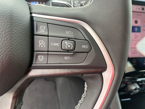 New 2025 Jeep Grand Cherokee Limited w/ Black Appearance Package image 18