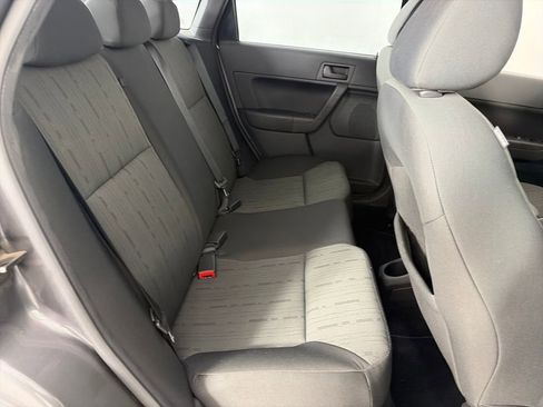Used 2010 Ford Focus SE image 25