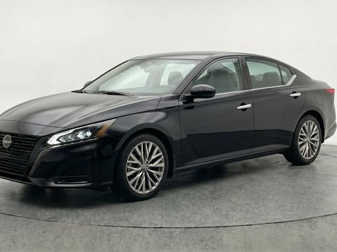 Used 2025 Nissan Altima 2.5 SV FWD image 3