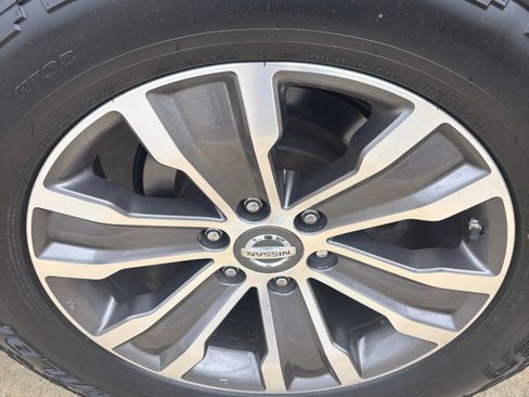 Used 2019 Nissan Titan SL image 9