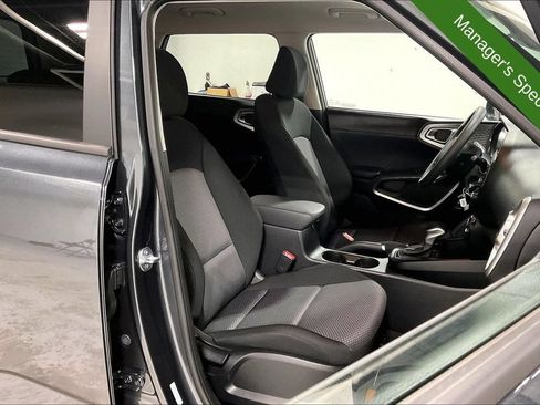 Used 2025 Kia Soul LX w/ LX Technology Package FWD image 9