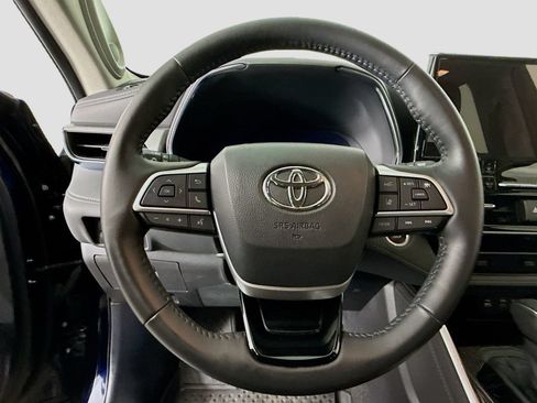Certified 2024 Toyota Highlander Platinum FWD image 11