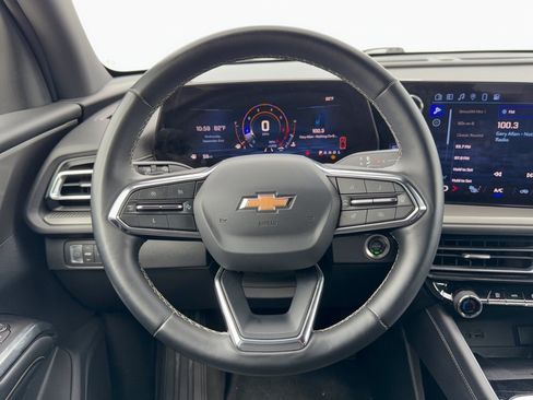 Used 2025 Chevrolet Traverse LT FWD image 10