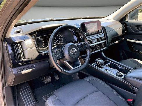 Used 2024 Nissan Pathfinder SV AWD/4WD image 17
