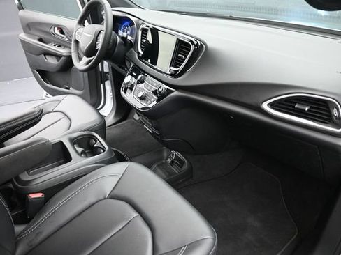 Used 2026 Chrysler Pacifica Select FWD image 25